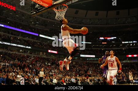 KEIN FILM, KEIN VIDEO, KEIN TV, KEINE DOKUMENTATION - Chicago Bulls Point Guard Derrick Rose (1) macht einen umgekehrten Dunk in der ersten Hälfte während des NBA Basketball-Spiel, Sacramento Kings gegen Chicago Bulls im United Center in Chicago, IL, USA am 21. März 2011. Foto von Nuccio DiNuzzo/Chicago Tribune/MCT/ABACAPRESS.COM Stockfoto