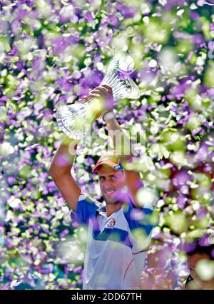 KEIN FILM, KEIN VIDEO, KEIN Fernsehen, KEIN DOKUMENTARFILM - der serbische Novak Djokovic feiert seinen Sieg über den spanischen Rafael Nadal beim Herrenfinale, Tag 13, der Sony Ericsson Open am 3. April 2011 in Key Biscayne, FL, USA. Foto von Patrick Farrell/Miami Herald/MCT/ABACAPRESS.COM Stockfoto