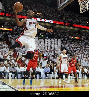 KEIN FILM, KEIN VIDEO, KEIN Fernsehen, KEINE DOKUMENTATION - Dwyane Wade (3) von Miami Heat scheint im vierten Quartal gegen die Philadelphia 76er in Spiel 1 des NBA Eastern Conference Quarterfinals Basketballspiels gegen die Philadelphia 76er unter den Korb zu gehen, Philadelphia 76ers gegen Miami wird am 16. April 2011 in der AmericanAirlines Arena in Miami, FL, USA, ausgetragen. Die Hitze schlug die Sixers, 97-89. Foto von Al Diaz/Miami Herald/MCT/ABACAPRESS.COM Stockfoto