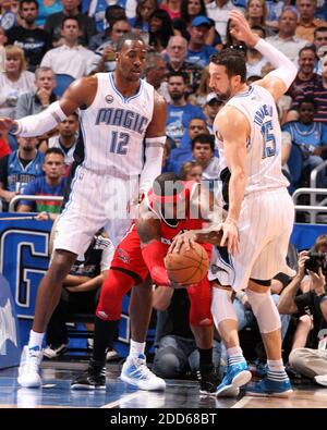 KEIN FILM, KEIN VIDEO, KEIN TV, KEINE DOKUMENTATION - Orlando Magic Spieler Dwight Howard (12) und Hdo Turkoglu, rechts, verteidigen Atlanta Forward Josh Smith während der ersten Halbzeit Aktion in Spiel 1 des NBA Eastern Conference Quarterfinals Basketballspiel, Atlanta Hawks vs Orlando Magic im Amway Center in Orlando, FL, USA am 16. April 2011. Foto von Stephen M. Dowell/Orlando Sentinel/MCT/ABACAPRESS.COM Stockfoto