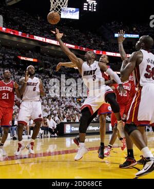 KEIN FILM, KEIN VIDEO, KEIN Fernsehen, KEINE DOKUMENTATION - Dwyane Wade (3) von Miami Heat geht im zweiten Viertel gegen die Philadelphia 76er in Spiel 1 des NBA Eastern Conference Quarterfinals Basketballspiels gegen die Philadelphia 76er vor, Philadelphia 76ers gegen Miami wird am 16. April 2011 in der AmericanAirlines Arena in Miami, FL, USA, ausgetragen. Die Hitze schlug die Sixers, 97-89. Foto von Al Diaz/Miami Herald/MCT/ABACAPRESS.COM Stockfoto