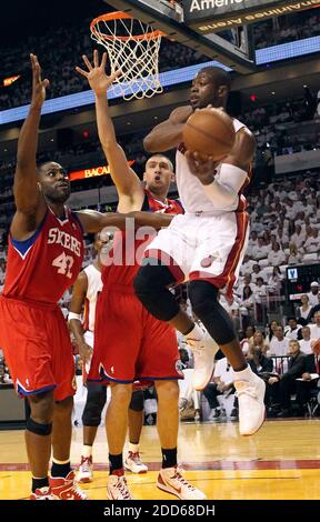 KEIN FILM, KEIN VIDEO, KEIN TV, KEINE DOKUMENTATION - Miami Heat Guard Dwyane Wade, rechts, versucht, gegen Philadelphia 76ers Verteidiger Elton Brand während des zweiten Quartals gegen die Philadelphia 76ers in Spiel 1 des NBA Eastern Conference Quarterfinals Basketballspiel übergeben, Philadelphia 76ers gegen Miami wird am 16. April 2011 in der AmericanAirlines Arena in Miami, FL, USA, ausgetragen. Die Hitze schlug die Sixers, 97-89. Foto von Al Diaz/Miami Herald/MCT/ABACAPRESS.COM Stockfoto