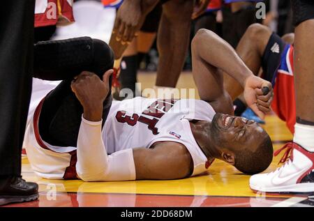 KEIN FILM, KEIN VIDEO, KEIN Fernsehen, KEINE DOKUMENTATION - Miami Hitzeschutzbeamter Dwyane Wade reats nach einem harten Sturz Verteidigung der Korb im dritten Quartal gegen die Philadelphia 76ers in Spiel 1 des NBA Eastern Conference Quarterfinals Basketballspiel, Philadelphia 76ers gegen Miami wird am 16. April 2011 in der AmericanAirlines Arena in Miami, FL, USA, ausgetragen. Die Hitze schlug die Sixers, 97-89. Foto von Al Diaz/Miami Herald/MCT/ABACAPRESS.COM Stockfoto