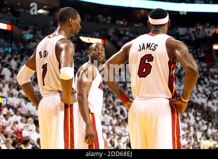 KEIN FILM, KEIN VIDEO, KEIN TV, KEINE DOKUMENTATION - Miami Hitzeschutze Dwyane Wade, Mitte, lächelt mit Chris Bosh und LeBron James während des zweiten Quartals gegen die Philadelphia 76ers in Spiel 1 des NBA Eastern Conference Quarterfinals Basketballspiel, Philadelphia 76ers gegen Miami wird am 16. April 2011 in der AmericanAirlines Arena in Miami, FL, USA, ausgetragen. Die Hitze schlug die Sixers, 97-89. Foto von Al Diaz/Miami Herald/MCT/ABACAPRESS.COM Stockfoto