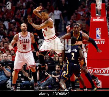 KEIN FILM, KEIN VIDEO, KEIN TV, KEINE DOKUMENTATION - Chicago Bulls Point Guard Derrick Rose (1) Fouls Indiana Pacers Point Guard Darren Collison (2) während des ersten Quartals Action in Spiel 2 des NBA Basketball Spiel, Eastern Conference, Indiana Pacers vs Chicago Bulls im United Center in Chicago, Illinois, Am Montag, den 18. April 2011. Foto von Nuccio DiNuzzo/Chicago Tribune/MCT/ABACAPRESS.COM Stockfoto