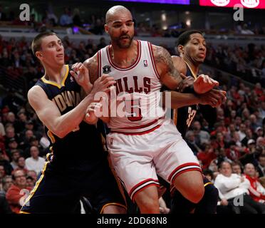 KEIN FILM, KEIN VIDEO, KEIN TV, KEINE DOKUMENTATION - Chicago Bulls Power Forward Carlos Boozer (5) Jockeys für Position unter dem Korb zwischen Indiana Pacers Power Forward Tyler Hansbrough (50) und Indiana Pacers Small Forward Danny Granger (33) während des ersten Quartals Aktion in Spiel 2 des NBA Basketball-Spiel, Eastern Conference, Indiana Pacers vs Chicago Bulls im United Center in Chicago, Illinois, am Montag, 18. April 2011. Foto von Nuccio DiNuzzo/Chicago Tribune/MCT/ABACAPRESS.COM Stockfoto