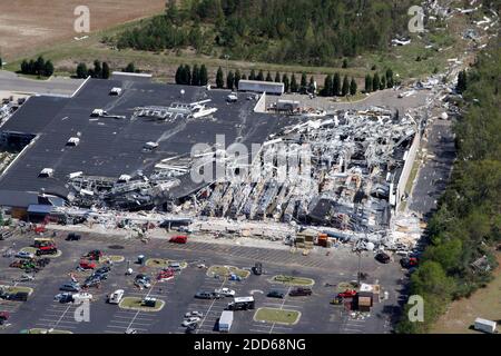 KEIN FILM, KEIN VIDEO, KEIN Fernsehen, KEIN DOKUMENTARFILM - eine Luftaufnahme zeigt die Zerstörung des Lowes Home Improvement Center in Sanford, North Carolina, am Sonntag, 17. April 2011, nachdem ein starker Sturm durch die Gegend geweht hatte. Foto von Thomas Babb/Raleigh News & Observer/MCT/ABACAPRESS.COM Stockfoto