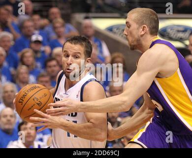 KEIN FILM, KEIN VIDEO, KEIN TV, KEINE DOKUMENTATION - Dallas Mavericks Point Guard Jose Juan Barea (11) schneidet um Los Angeles Lakers Point Guard Steve Blake (5) in der 2. Periode während Spiel 4 des NBA Western Conference Playoffs Basketball-Spiel, Los Angeles Lakers vs Dallas Mavericks im American Airlines Center in Dallas, TX, USA am 8. Mai 2011. Die Dallas Mavericks besiegten die Los Angeles Lakers, 122-86. Foto von Paul Moseley/Fort Worth Star-Telegram/MCT/ABACAPRESS.COM Stockfoto