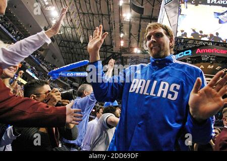 KEIN FILM, KEIN VIDEO, KEIN Fernsehen, KEINE DOKUMENTATION - Dallas Mavericks Power Forward Dirk Nowitzki (41) verlässt das Spielfeld am Ende von Spiel 4 des NBA Western Conference Playoffs Basketball-Spiels, Los Angeles Lakers vs Dallas Mavericks im American Airlines Center in Dallas, TX, USA am 8. Mai 2011. Die Dallas Mavericks besiegten die Los Angeles Lakers, 122-86. Foto von Paul Moseley/Fort Worth Star-Telegram/MCT/ABACAPRESS.COM Stockfoto