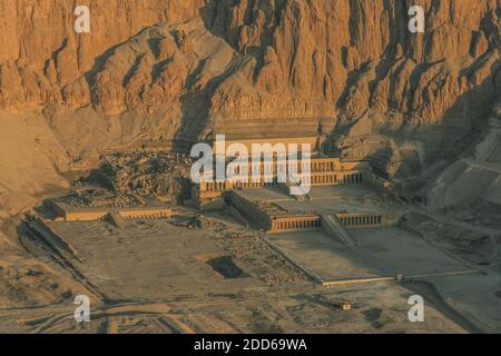 LUFTAUFNAHME DES TEMPELKOMPLEXES DEIR EL-BAHARI, LUXOR Stockfoto