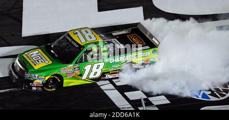 KEIN FILM, KEIN VIDEO, KEIN TV, KEINE DOKUMENTATION - NASCAR Camping World Truck Series Fahrer Kyle Busch (18) brennt aus, um seinen Sieg während der 9. Jährlichen North Carolina Education Lottery 200 auf dem Charlotte Motor Speedway in Concord, USA am 20. Mai 2011 zu feiern. Foto von Jeff Siner/Charlotte Observer/MCT/ABACAPRESS.COM Stockfoto