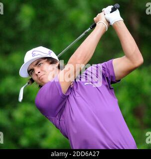 KEIN FILM, KEIN VIDEO, KEIN Fernsehen, KEINE DOKUMENTATION - Rickie Fowler schlägt sich nach einer langen Regenverzögerung beim Crowne Plaza Invitational Golf tounament, der zweiten Runde im Colonial Country Club in Fort Worth, USA, am 20. Mai 2011 auf dem achten Loch ab. Foto: Max Faulkner/Fort Worth Star-Telegram/MCT/ABACAPRESS.COM Stockfoto