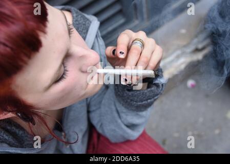 Eine Frau raucht bei einer Demonstration für die Entkriminalisierung von Cannabis in Frankreich, am 12. Mai 2018 in Paris. Etwa 1,300 Menschen, so die Polizei, marschierten heute in Paris zur Entkriminalisierung von Cannabis in Frankreich, das "von der Polizei blockiert" wurde, während für die Organisatoren "die anderen Länder bisher noch nie vorgerückt sind" in dieser Frage. Foto von Alain Apaydin/ABACAPRESS.COM Stockfoto