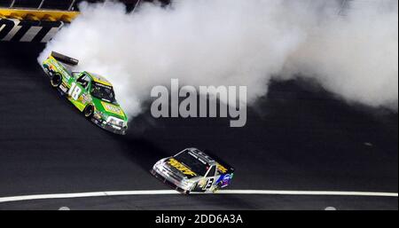 KEIN FILM, KEIN VIDEO, KEIN TV, KEINE DOKUMENTATION - NASCAR Camping World Truck Series Fahrer Kyle Busch (18) schiebt in Runde 4, als Fahrer Johnny Sauter (13) unten vorbeifährt, während der 9. Jährlichen North Carolina Education Lottery 200 auf dem Charlotte Motor Speedway in Concord, USA am 20. Mai 2011. Foto von Jeff Siner/Charlotte Observer/MCT/ABACAPRESS.COM Stockfoto