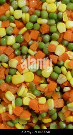 Textur von bunten Mischung gewürfelte Erbsen, Karotten und Hühneraugen. Stockfoto