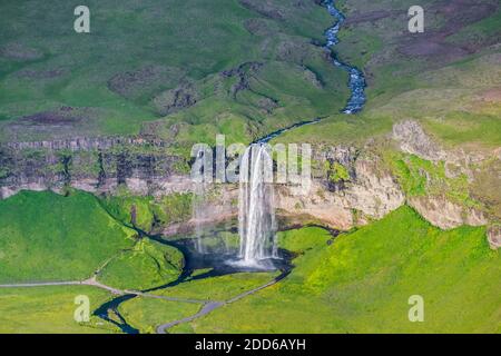 Luftaufnahme über den Seljalandsfoss Wasserfall und den Seljalands Fluss im Sommer, Südregion, Island Stockfoto