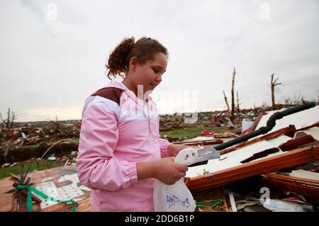 KEIN FILM, KEIN VIDEO, KEIN Fernsehen, KEIN DOKUMENTARFILM - Kenzie Neal ist begeistert, Familienfotos in den Trümmern zu finden, die ihr Zuhause in Joplin, Missouri, am Montag, den 23. Mai 2011 waren. Ihr Zuhause und ihre Nachbarschaft in der Nähe des St. John's Regional Medical Center wurde zerstört, als am Sonntag ein Tornado einschlug. Foto von Jaime Green/Wichita Eagle/MCT/ABACAPRESS.COM Stockfoto