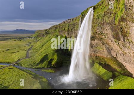 Seljalandsfoss Wasserfall, Teil des Seljalands Flusses im Sommer, Südregion, Island Stockfoto