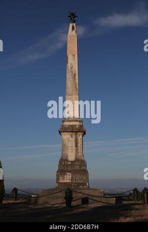 Obelisk-Denkmal zur Schlacht von Busaco (Bussaco) (Bucaco), eine Schlacht aus der napoleonischen Zeit, die 1810 in der Nähe von Luso, Portugal, ausgetragen wurde. Stockfoto