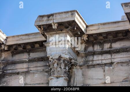Athen Griechenland. Hadrians Bibliothek Stein Fassade Säulendetail, blauer Himmel Hintergrund, Monastiraki Bereich. Stockfoto