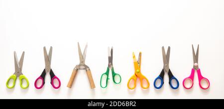 Schere auf weißem Hintergrund, Schulvorschulbedarf, bunte Griffe Ausrüstung, Draufsicht, Banner. Kinderkreativitätskonzept Stockfoto