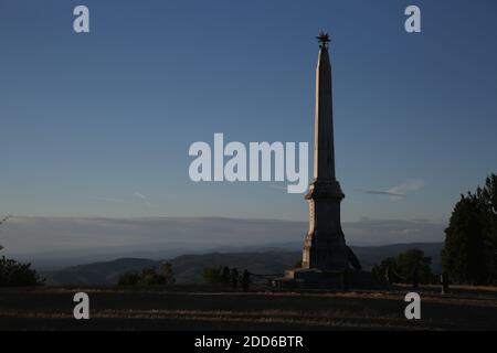 Obelisk-Denkmal zur Schlacht von Busaco (Bussaco) (Bucaco), eine Schlacht aus der napoleonischen Zeit, die 1810 in der Nähe von Luso, Portugal, ausgetragen wurde. Stockfoto