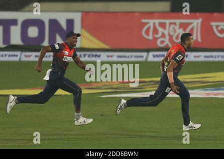 Fortune Barishal Cricket-Spieler, Taskin Ahmed (R) feiert während der Bangabandhu T20 Cup 2020 zwischen Fortune Barishal und Gemcon Khulna im Sher e Bangla National Cricket Stadium.Gemcon Khulna schlagen Fortune Barishal durch 4 Wickets. Stockfoto