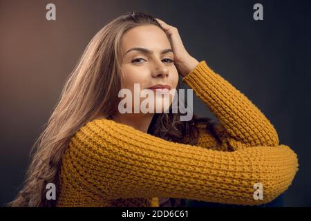 Schuss von einer schönen jungen Frau, die an die Kamera lächelt und lächelt Stockfoto