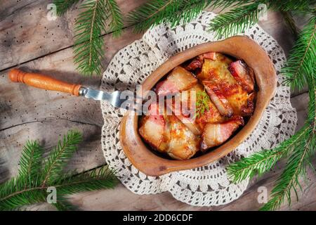 Sarma - traditionelle Balkan- und osteuropäische Urlaubskost - Zusammengerollte Kohlblätter gefüllt mit Reis und Hackfleisch (Selektiver Fokus) Stockfoto