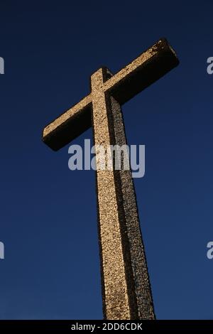 Gedenkkreuz über der Schlacht von Busaco (Bussaco) (Bucaco) Schlachtfeld, eine Schlacht aus der napoleonischen Zeit, die 1810 in der Nähe von Luso, Portugal, ausgetragen wurde. Stockfoto