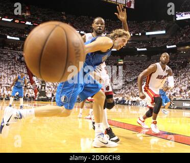 KEIN FILM, KEIN VIDEO, KEIN Fernsehen, KEINE DOKUMENTATION - Dirk Nowitzki von Dallas Mavericks verliert den Ball im zweiten Viertel unter dem Druck von Udonis Haslem, Top, während Spiel 1 des NBA Basketball Finals, Dallas Mavericks gegen Miami Heat in der AmericanAirlines Arena in Miami, FL, USA 31. Mai 2011. Foto von Hector Gabino/El Nuevo Herald/MCT/ABACAPRESS.COM Stockfoto