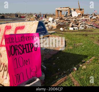 KEIN FILM, KEIN VIDEO, KEIN Fernsehen, KEINE DOKUMENTATION - AN der Ecke von 20th Street und Wisconsin wurde ein Schild angebracht, das die Absicht der Gemeinde ankündigte, einen Sonntagsgottesdienst auf dem Parkplatz der Peace Lutheran Church in Joplin, Missouri, am Sonntag, den 29. Mai 2011 abzuhalten. Obwohl ihr Gebäude von einem Tornado am letzten Sonntagnachmittag zerstört wurde, hielt die Kirche es regelmäßigen Gottesdienst. Foto: Shane Keyser/Kansas City Star/MCT/ABACAPRESS.COM Stockfoto