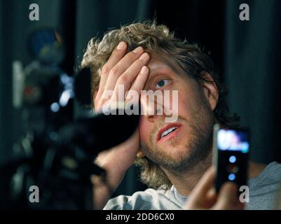 KEIN FILM, KEIN VIDEO, KEIN TV, KEIN DOKUMENTARFILM - Dallas Mavericks Power Forward Dirk Nowitzki (41) wischt sich die Stirn, während er am 4. Juni 2011 in der American Airlines Arena in Dallas, USA, ein Interview vor dem NBA Finals Match, Dallas Mavericks vs Miami Heat, Game 3, gab. Die Dallas Mavericks wird die Miami Hitze in Spiel 3 am Sonntag Gesicht. Foto von Paul Moseley/Fort Worth Star-Telegram/MCT/ABACAPRESS.COM Stockfoto