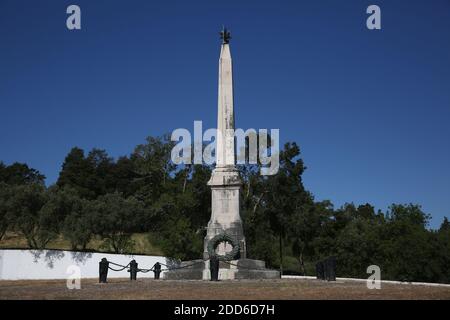 Obelisk-Denkmal zur Schlacht von Busaco (Bussaco) (Bucaco), eine Schlacht aus der napoleonischen Zeit, die 1810 in der Nähe von Luso, Portugal, ausgetragen wurde. Stockfoto