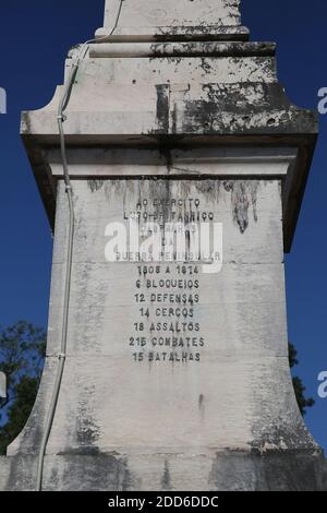 Obelisk-Denkmal zur Schlacht von Busaco (Bussaco) (Bucaco), eine Schlacht aus der napoleonischen Zeit, die 1810 in der Nähe von Luso, Portugal, ausgetragen wurde. Stockfoto