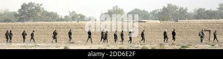 KEIN FILM, KEIN VIDEO, KEIN Fernsehen, KEINE DOKUMENTATION - Soldaten der afghanischen Nationalarmee arbeiten mit Soldaten der Bravo Company, des 2. Bataillons, des 4. Infanterie-Regiments der 4. Brigade der 10. Bergdivision, mit Sitz in Fort Polk, Louisiana, Während einer groß angelegten Absperrungs- und Suchmission außerhalb Malek DIN in der afghanischen Provinz Ghazni, Anfang September 2006. Fünf Jahre nach dem Sturz sind die Taliban wieder in Kraft und stürzen ein Afghanistan in seine schlimmste Gewalt und politischen Turbulenzen seit den ersten Schüssen von Präsident Bushs Krieg gegen den Terror. Foto von Tom Pennington/Fort Worth Star-Te Stockfoto