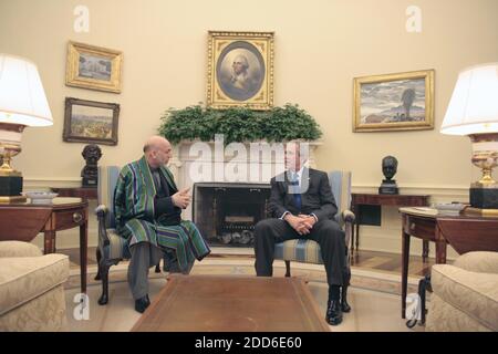 KEIN FILM, KEIN VIDEO, KEIN Fernsehen, KEIN DOKUMENTARFILM - Präsident George W. Bush (rechts) schüttelt sich die Hände mit dem afghanischen Präsidenten Hamid Karzai im Weißen Haus, Dienstag, 26. September 2006. Bush und der Gastpräsident Karzai setzten sich mit den afghanisch-pakistanischen Spannungen auseinander, die die Bemühungen untergraben haben, die steigenden Taliban und terroristische Gewalt zu unterdrücken. Foto von Chuck Kennedy/MCT/ABACAPRESS.COM Stockfoto