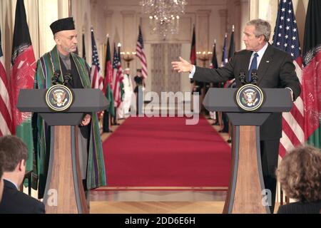 KEIN FILM, KEIN VIDEO, KEIN Fernsehen, KEIN DOKUMENTARFILM - Präsident George W. Bush (rechts) schüttelt sich die Hände mit dem afghanischen Präsidenten Hamid Karzai im Weißen Haus, Dienstag, 26. September 2006. Bush und der Gastpräsident Karzai setzten sich mit den afghanisch-pakistanischen Spannungen auseinander, die die Bemühungen untergraben haben, die steigenden Taliban und terroristische Gewalt zu unterdrücken. Foto von Chuck Kennedy/MCT/ABACAPRESS.COM Stockfoto