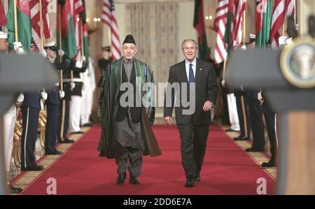 KEIN FILM, KEIN VIDEO, KEIN Fernsehen, KEIN DOKUMENTARFILM - Präsident George W. Bush (rechts) schüttelt sich die Hände mit dem afghanischen Präsidenten Hamid Karzai im Weißen Haus, Dienstag, 26. September 2006. Bush und der Gastpräsident Karzai setzten sich mit den afghanisch-pakistanischen Spannungen auseinander, die die Bemühungen untergraben haben, die steigenden Taliban und terroristische Gewalt zu unterdrücken. Foto von Chuck Kennedy/MCT/ABACAPRESS.COM Stockfoto