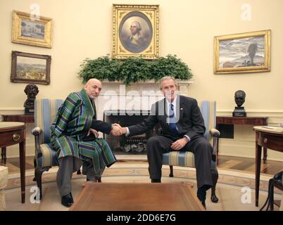 KEIN FILM, KEIN VIDEO, KEIN Fernsehen, KEIN DOKUMENTARFILM - Präsident George W. Bush (rechts) schüttelt sich die Hände mit dem afghanischen Präsidenten Hamid Karzai im Weißen Haus, Dienstag, 26. September 2006. Bush und der Gastpräsident Karzai setzten sich mit den afghanisch-pakistanischen Spannungen auseinander, die die Bemühungen untergraben haben, die steigenden Taliban und terroristische Gewalt zu unterdrücken. Foto von Chuck Kennedy/MCT/ABACAPRESS.COM Stockfoto