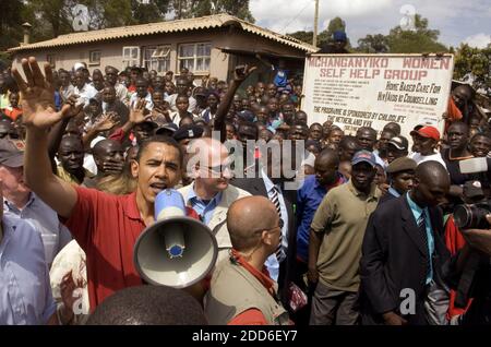 KEIN FILM, KEIN VIDEO, KEIN Fernsehen, KEIN DOKUMENTARFILM - US-Senator Barack Obama (D-IL) spricht die Menge während eines Besuchs in Kibera, dem größten Slum Afrikas, in der Stadt Nairobi, Kenia am 27. August 2006 an. Foto von Pete Souza/Chicago Tribune/MCT/ABACAPRESS.COM Stockfoto