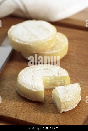 Französische Käse genannt Rocamadour, Käse mit Ziegenmilch hergestellt Stockfoto