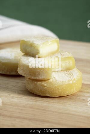 Französische Käse genannt Rocamadour, Käse mit Ziegenmilch hergestellt Stockfoto