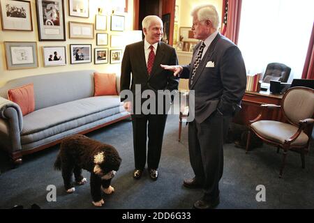 KEIN FILM, KEIN VIDEO, KEIN Fernsehen, KEIN DOKUMENTARFILM - der für Verteidigungsminister nominierte Robert Gates, links, trifft sich am Donnerstag, den 30. November 2006, mit dem US-Senator Ted Kennedy (D-MA) in Kennedys Büro in Capitol Hill in Washington DC, USA. Foto von Chuck Kennedy/MCT/ABACAPRESS.COM Stockfoto