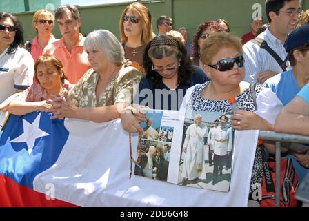 KEIN FILM, KEIN VIDEO, KEIN Fernsehen, KEINE DOKUMENTATION - Unterstützer des ehemaligen chilenischen Diktators General Augusto Pinochet halten für einen kurzen Moment des privaten Gebets vor dem Militärkrankenhaus in Santiago, Chile, wo der alternde General für eine Notfall-Herzoperation eingeliefert wurde, Sonntag, 3. Dezember 2006. Foto von Helen Hughes/MCT/ABACAPRESS.COM Stockfoto