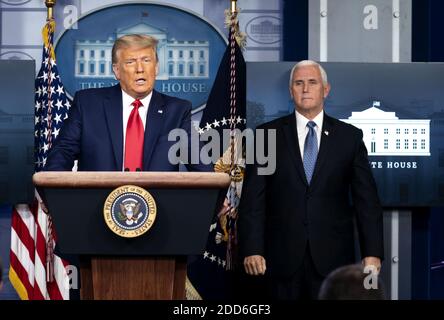 Washington, Usa. November 2020. Präsident Donald Trump und Vizepräsident Mike Pence geben am Dienstag, den 24. November 2020, im Weißen Haus in Washington, DC, kurze Bemerkungen über die Aktienkursen und den Dow, der zum ersten Mal in der Geschichte 30,000 erreicht hat. Foto von Kevin Dietsch/UPI Kredit: UPI/Alamy Live News Stockfoto