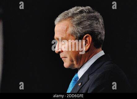 KEIN FILM, KEIN VIDEO, KEIN Fernsehen, KEIN DOKUMENTARFILM - US-Präsident George W. Bush kommentiert auf einer gemeinsamen Pressekonferenz mit dem britischen Premierminister Tony Blair in Washington, DC, USA, am Donnerstag, 7. Dezember 2006. Foto von George Bridges/MCT/ABACAPRESS.COM Stockfoto