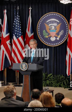 KEIN FILM, KEIN VIDEO, KEIN Fernsehen, KEIN DOKUMENTARFILM - US-Präsident George W. Bush kommentiert auf einer gemeinsamen Pressekonferenz mit dem britischen Premierminister Tony Blair in Washington, DC, USA, am Donnerstag, 7. Dezember 2006. Foto von George Bridges/MCT/ABACAPRESS.COM Stockfoto