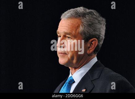 KEIN FILM, KEIN VIDEO, KEIN Fernsehen, KEIN DOKUMENTARFILM - US-Präsident George W. Bush kommentiert auf einer gemeinsamen Pressekonferenz mit dem britischen Premierminister Tony Blair in Washington, DC, USA, am Donnerstag, 7. Dezember 2006. Foto von George Bridges/MCT/ABACAPRESS.COM Stockfoto