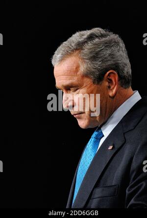 KEIN FILM, KEIN VIDEO, KEIN Fernsehen, KEIN DOKUMENTARFILM - US-Präsident George W. Bush kommentiert auf einer gemeinsamen Pressekonferenz mit dem britischen Premierminister Tony Blair in Washington, DC, USA, am Donnerstag, 7. Dezember 2006. Foto von George Bridges/MCT/ABACAPRESS.COM Stockfoto